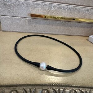 Luxury Designer Black Leather Necklace with Real Cultured Pearl